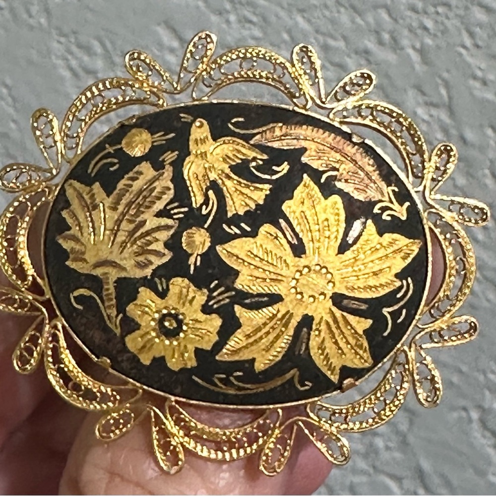 vintage brooch bird with flowers black and gold filigree vintage Bridge.